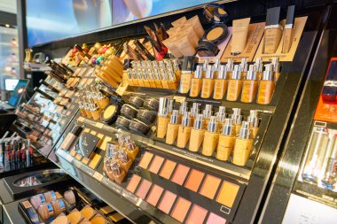 Milan, İtalya - Kasım, 2017 yaklaşık: kozmetik Rinascente ekranda. Rinascente yüksek kaliteli mağazaları oluşur.