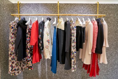 Rome, İtalya - Kasım, 2017 yaklaşık: Valentino bir ikinci amiral gemisi mağaza Rinascente Roma ekranda giyim.