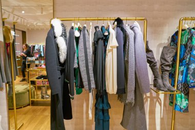 Milan, İtalya - Kasım, 2017 yaklaşık: çeşitli giysiler Rinascente ekranda. Rinascente yüksek kaliteli mağazaları oluşur.