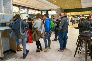 Milan Malpensa, İtalya - yaklaşık Kasım, 2017: Milan-Malpensa Havalimanı'nda bir Mcdonalds hizmet sayaç satırında.
