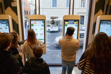 Rome, İtalya - Kasım, 2017 yaklaşık: müşteriler kendi kendine sipariş kiosklar Roma'da Mcdonald's restoranda kullanın. 