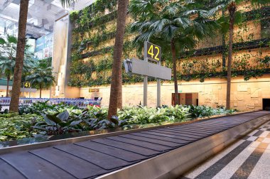 Singapur - 04 Kasım 2015: Bagaj talep alan Singapur Changi Havaalanı'nda.