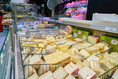 Rome, İtalya - Kasım 2017 yaklaşık: peynir bir bakkal Roma'da sergilenen.