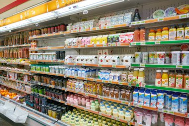 Busan, Güney Kore - Mayıs, 2017 yaklaşık: 7-Eleven içinde Gimhae Uluslararası Havaalanı'nda depolar..