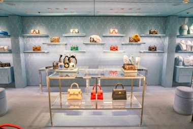 Milan, İtalya - Kasım, 2017 yaklaşık: Miu Miu çanta Rinascente ekranda. Rinascente yüksek kaliteli mağazaları oluşur.