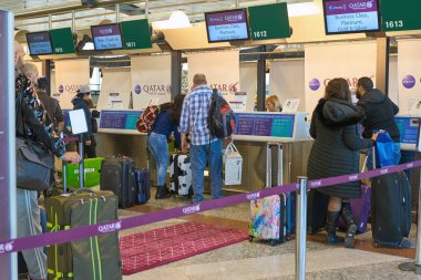 Milan Malpensa, İtalya - Kasım, 2017 yaklaşık: Qatar Airways iade alan, Milan-Malpensa airport, Terminal 1. 