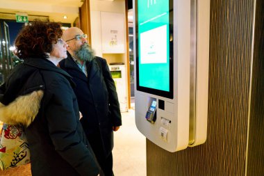 Milan, İtalya - Kasım, 2017 yaklaşık: bir Mcdonald's mağazasında müşteriler sipariş ve kiosklar sipariş kendi kendine ödeme.