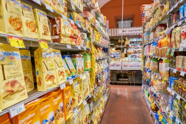 Roma, İtalya - Kasım 2017 yaklaşık: Carrefour Express içinde Roma'da mağaza. Sahibi ve Fransız perakendeci Carrefour tarafından işletilen Market Zinciri Carrefour Express olsun.