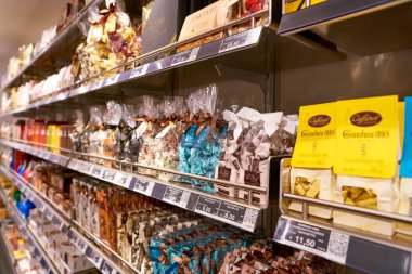 Rome, İtalya - Kasım, 2017 yaklaşık: bir ikinci amiral gemisi mağaza Rinascente Roma Merkezi'nde sergilenen ürünler çeşitli.