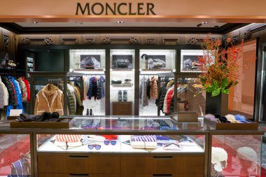 Rome, İtalya - Kasım, 2017 yaklaşık: kadın giyim bir ikinci amiral gemisi mağaza Rinascente Roma ekranda.