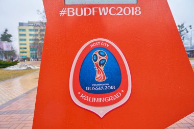 Kaliningrad, Rusya Federasyonu - Mart, 2018 yaklaşık: FIFA Dünya Kupası Rusya 2018 şarkı Kaliningrad içinde Şampiyonası kadeh yukarıya kapatmak.