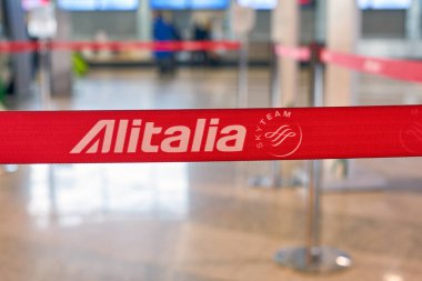 Milan Malpensa, İtalya - Kasım, 2017 yaklaşık: resmini Alitalia işareti Milan-Malpensa Havalimanı'nda kadar kapatın.