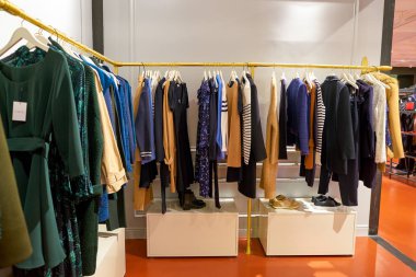 Rome, İtalya - Kasım, 2017 yaklaşık: kadın giyim bir ikinci amiral gemisi mağaza Rinascente Roma ekranda.