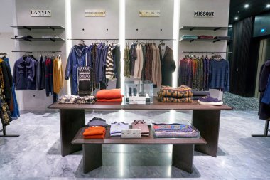 Rome, İtalya - Kasım, 2017 yaklaşık: ekranda bir ikinci amiral gemisi mağaza Rinascente Roma, giyim.