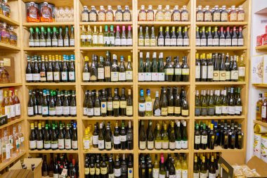 Roma, İtalya - Kasım 2017 yaklaşık: bir bakkal dükkanında Roma raflar.