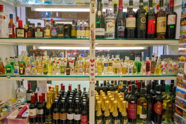 Rome, İtalya - Kasım 2017 yaklaşık: Roma markette şişelerde dolu raflar.