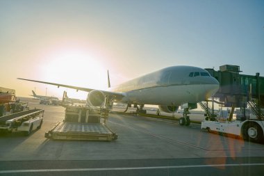 Uçak piste Doha Uluslararası Havaalanı'nda stand