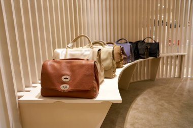 Rome, İtalya - Kasım, 2017 yaklaşık: Zanellato çanta bir ikinci amiral gemisi mağaza Rinascente Roma ekranda.