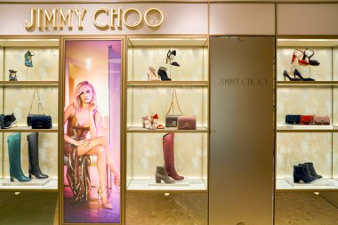 Rome, İtalya - Kasım, 2017 yaklaşık: Jimmy Choo ayakkabı bir ikinci amiral gemisi mağaza Rinascente Roma ekranda.
