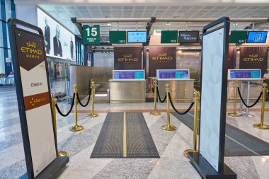 Milan Malpensa, İtalya - Kasım, 2017 yaklaşık: Etihad Airways iade alan, Milan-Malpensa airport, Terminal 1. 
