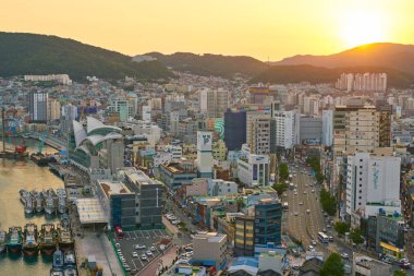 Busan, Güney Kore - Mayıs, 2017 yaklaşık: Busan Lotte Department Store üzerinden bir bakış. Eski Pusan bilinen Busan, Güney Kore'nin ikinci en çok kalabalık şehir Seul sonra olduğunu..