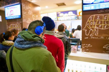 Milan, İtalya - Kasım, 2017 yaklaşık: müşteriler bir Mcdonald's restoranı Milano.