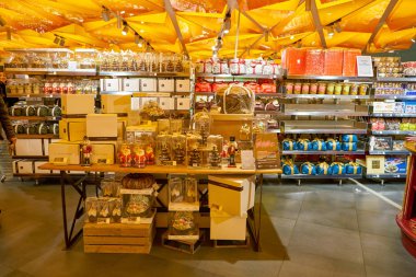 Milan, İtalya - Kasım, 2017 yaklaşık: mal Rinascente, Milan en üst kattaki ekranda çeşitli.