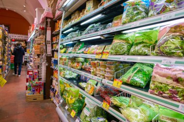 Roma, İtalya - Kasım 2017 yaklaşık: Carrefour Express içinde Roma'da mağaza. Sahibi ve Fransız perakendeci Carrefour tarafından işletilen Market Zinciri Carrefour Express olsun.