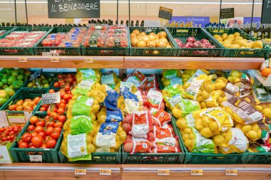Rome, İtalya - Kasım 2017 yaklaşık: gıda Conad süpermarket Roma'da sergilenen.