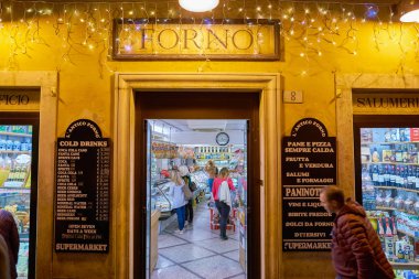 Rome, İtalya - Kasım 2017 yaklaşık: Roma'da bir bakkal dükkanı.