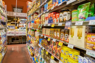 Roma, İtalya - Kasım 2017 yaklaşık: Carrefour Express içinde Roma'da mağaza. Sahibi ve Fransız perakendeci Carrefour tarafından işletilen Market Zinciri Carrefour Express olsun.