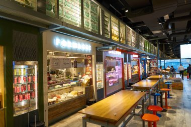 Milan Malpensa, İtalya - Kasım, 2017 yaklaşık: Milan-Malpensa Havalimanı'nda bir food court.