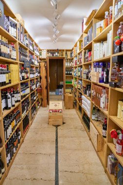 Roma, İtalya - Kasım 2017 yaklaşık: bir bakkal dükkanında Roma raflar.