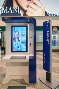 Milan Malpensa, İtalya - Kasım, 2017 yaklaşık: Havaalanı Yardım'ı Milan-Malpensa Airport, Terminal 1.