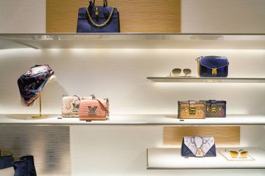 Rome, İtalya - Kasım, 2017 yaklaşık: Bir ikinci amiral gemisi mağaza, Rinascente Roma, Louis Vuitton içinde saklayın. Louis Vuitton bir moda evi ve lüks perakende şirketidir.