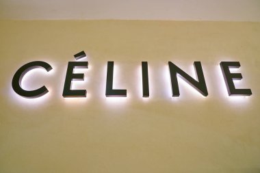Milan, İtalya - Kasım, 2017 yaklaşık: Celine tabelaya Rinascente bardak kadar kapatın. Rinascente yüksek kaliteli mağazaları oluşur.