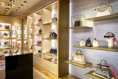 Rome, İtalya - Kasım, 2017 yaklaşık: Fendi ürünleri ekranda bir ikinci amiral gemisi mağaza, Rinascente Roma oturup.
