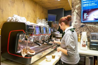 Milan, İtalya - Kasım, 2017 yaklaşık: çalışan bir Mccafe kahve dükkanında. Mcdonald's tarafından sahip olunan bir kahve evi tarzı yiyecek ve içecek zinciri, McCafe olduğunu.