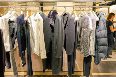 Milan, İtalya - Kasım, 2017 yaklaşık: çeşitli giysiler Rinascente ekranda. Rinascente yüksek kaliteli mağazaları oluşur.