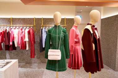 Rome, İtalya - Kasım, 2017 yaklaşık: Valentino bir ikinci amiral gemisi mağaza Rinascente Roma ekranda giyim.