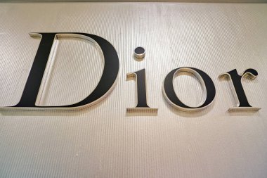 Milan, İtalya - Kasım, 2017 yaklaşık: Dior şarkı Rinascente, bardak kadar kapatın. Rinascente yüksek kaliteli mağazaları oluşur.