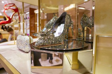 Rome, İtalya - Kasım, 2017 yaklaşık: Ayakkabı bir ikinci amiral gemisi mağaza Rinascente Roma ekranda Jimmy Choo Cinderella düzenleyin..