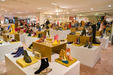 Milan, İtalya - Kasım, 2017 yaklaşık: ayakkabı Rinascente alışveriş merkezi Milano ekranda. Rinascente yüksek kaliteli mağazaları oluşur.