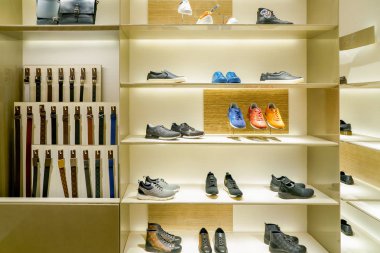 Rome, İtalya - Kasım, 2017 yaklaşık: Bir ikinci amiral gemisi mağaza, Rinascente Roma, Louis Vuitton içinde saklayın. Louis Vuitton bir moda evi ve lüks perakende şirketidir.