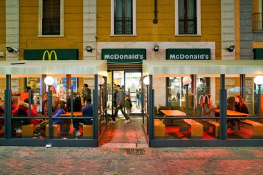 Milan, İtalya - Kasım, 2017 yaklaşık: bir Mcdonald's restoranda akşam Milano'da.