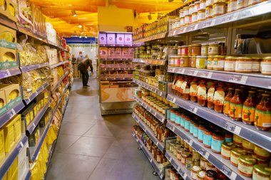 Milan, İtalya - Kasım, 2017 yaklaşık: mal Rinascente, Milan en üst kattaki ekranda çeşitli.