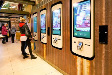 Milan, İtalya - Kasım, 2017 yaklaşık: bir Mcdonald's mağazasında müşteri sipariş ve kiosk sipariş kendi kendine ödeme.