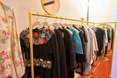 Rome, İtalya - Kasım, 2017 yaklaşık: Ekranda bir ikinci amiral gemisi mağaza Rinascente Roma, Red Valentino giyim.