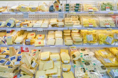 Rome, İtalya - Kasım 2017 yaklaşık: peynir bir bakkal Roma'da sergilenen.