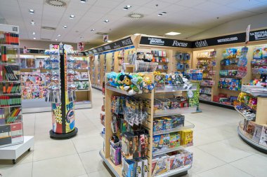 Milano Malpensa, İtalya - Kasım, 2017 yaklaşık: Milan-Malpensa Airport adlı bir Hudson Haberler içinde saklayın. Hudson Grubu, Kuzey Amerika'nın en büyük seyahat perakendeciler.